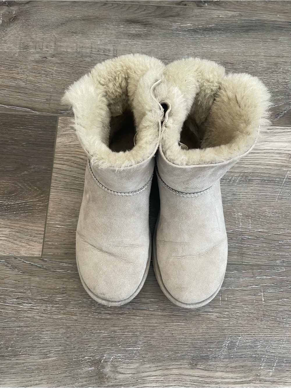 UGG Short Shearling Lined Suede Boots - Cream good condition size 7